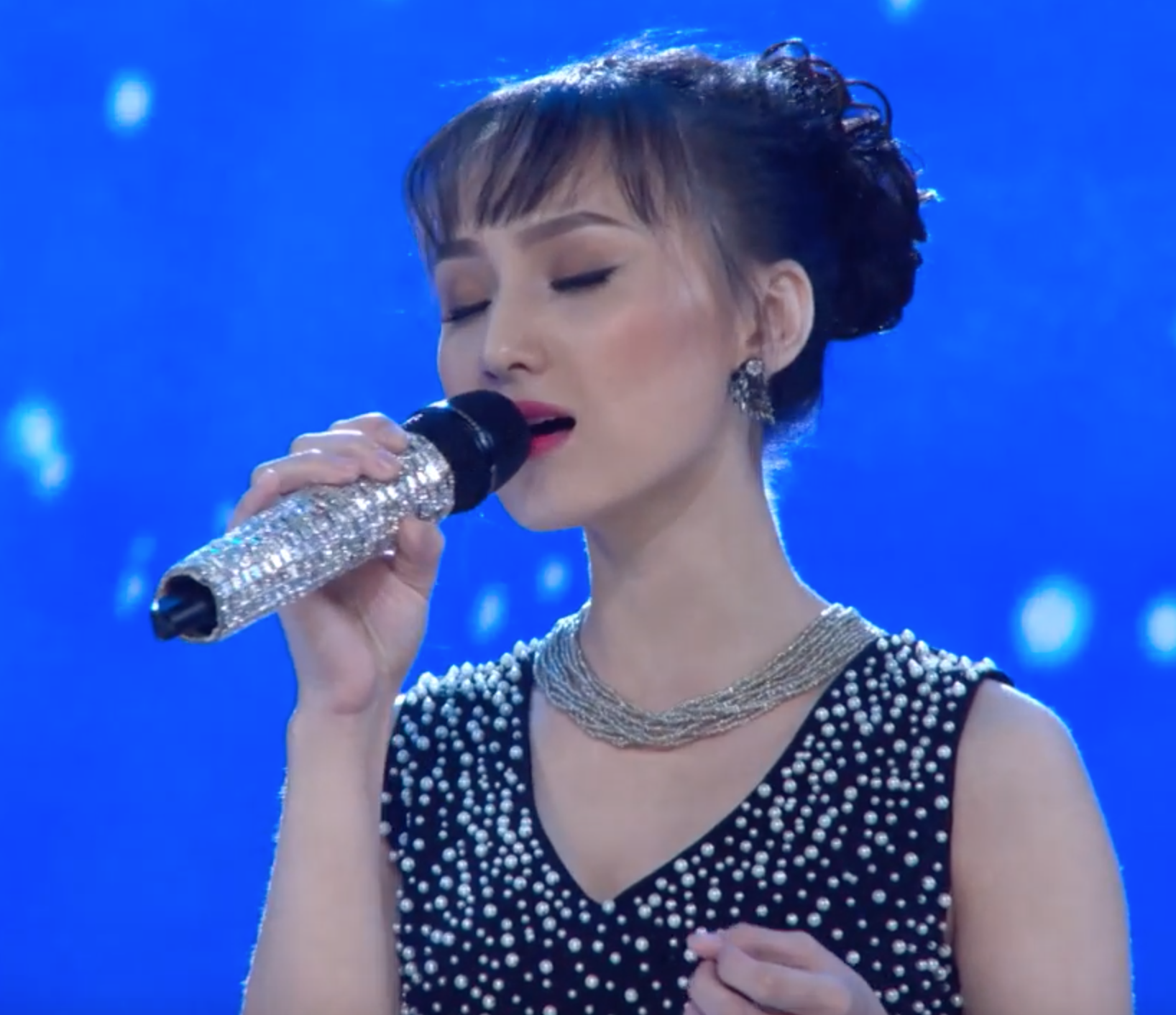 Giọng ải giọng ai: Nhan sắc tựa Thần tiên tỉ tỉ nhưng cô sinh viên trường Luật lại sở hữu giọng hát... gây cười